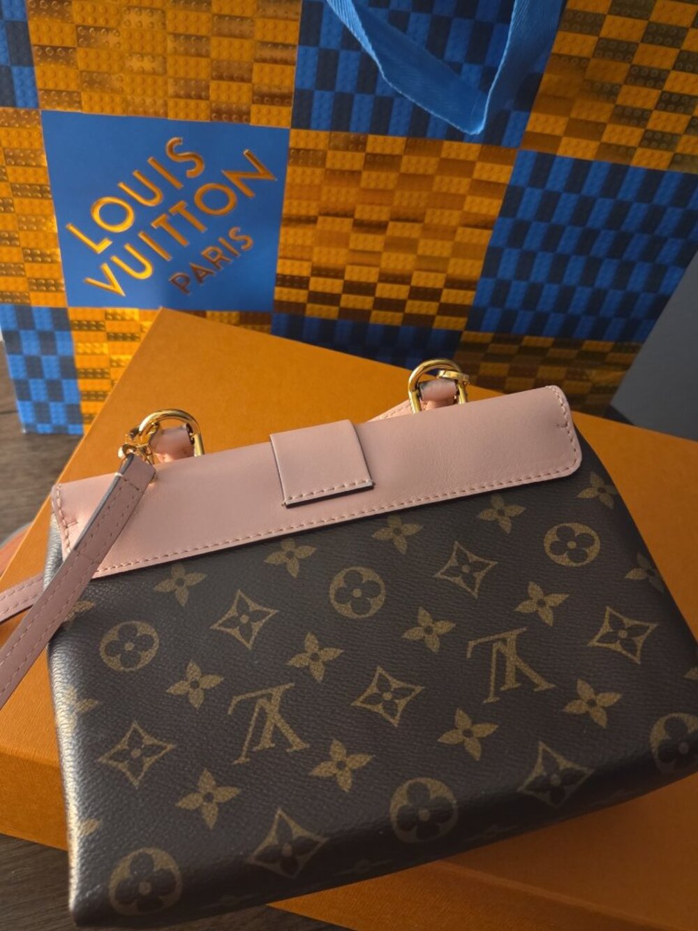 Louis Vuitton - Picture 3 of 7